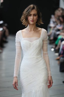 New York, Ny - Nisan 13: Amsale haraç bahar 2019 pist pist göstermek Gramercy Park Hotel adlı 13 Nisan 2018 New York'ta bir model yürür..