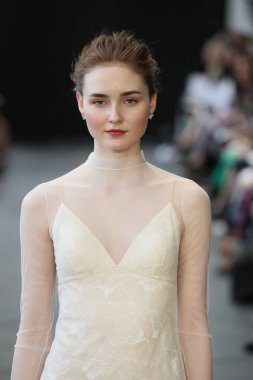 New York, Ny - Nisan 13: Amsale haraç bahar 2019 pist pist göstermek Gramercy Park Hotel adlı 13 Nisan 2018 New York'ta bir model yürür..