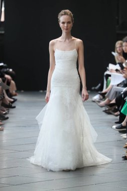 New York, Ny - Nisan 13: Amsale haraç bahar 2019 pist pist göstermek Gramercy Park Hotel adlı 13 Nisan 2018 New York'ta bir model yürür..