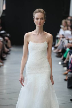 New York, Ny - Nisan 13: Amsale haraç bahar 2019 pist pist göstermek Gramercy Park Hotel adlı 13 Nisan 2018 New York'ta bir model yürür..