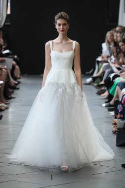 New York, Ny - Nisan 13: Amsale haraç bahar 2019 pist pist göstermek Gramercy Park Hotel adlı 13 Nisan 2018 New York'ta bir model yürür..