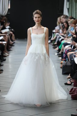 New York, Ny - Nisan 13: Amsale haraç bahar 2019 pist pist göstermek Gramercy Park Hotel adlı 13 Nisan 2018 New York'ta bir model yürür..