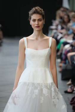 New York, Ny - Nisan 13: Amsale haraç bahar 2019 pist pist göstermek Gramercy Park Hotel adlı 13 Nisan 2018 New York'ta bir model yürür..