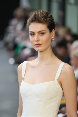 New York, Ny - Nisan 13: Amsale haraç bahar 2019 pist pist göstermek Gramercy Park Hotel adlı 13 Nisan 2018 New York'ta bir model yürür..