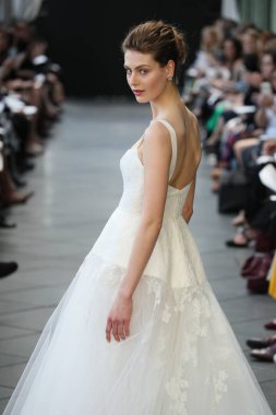 New York, Ny - Nisan 13: Amsale haraç bahar 2019 pist pist göstermek Gramercy Park Hotel adlı 13 Nisan 2018 New York'ta bir model yürür..