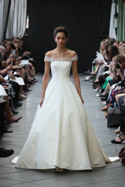 New York, Ny - Nisan 13: Amsale haraç bahar 2019 pist pist göstermek Gramercy Park Hotel adlı 13 Nisan 2018 New York'ta bir model yürür..