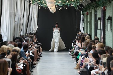 New York, Ny - Nisan 13: Amsale haraç bahar 2019 pist pist göstermek Gramercy Park Hotel adlı 13 Nisan 2018 New York'ta bir model yürür..