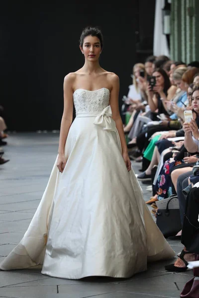 New York, Ny - Nisan 13: Amsale haraç bahar 2019 pist pist göstermek Gramercy Park Hotel adlı 13 Nisan 2018 New York'ta bir model yürür..