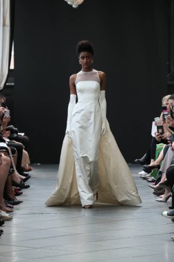 New York, Ny - Nisan 13: Amsale haraç bahar 2019 pist pist göstermek Gramercy Park Hotel adlı 13 Nisan 2018 New York'ta bir model yürür..