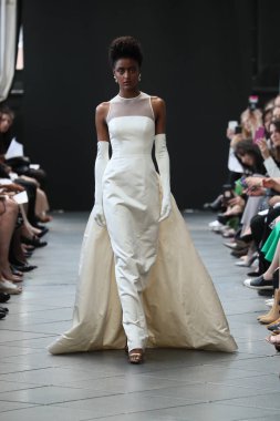 New York, Ny - Nisan 13: Amsale haraç bahar 2019 pist pist göstermek Gramercy Park Hotel adlı 13 Nisan 2018 New York'ta bir model yürür..