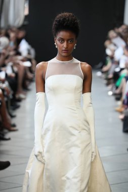 New York, Ny - Nisan 13: Amsale haraç bahar 2019 pist pist göstermek Gramercy Park Hotel adlı 13 Nisan 2018 New York'ta bir model yürür..