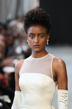 New York, Ny - Nisan 13: Amsale haraç bahar 2019 pist pist göstermek Gramercy Park Hotel adlı 13 Nisan 2018 New York'ta bir model yürür..