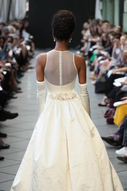 New York, Ny - Nisan 13: Amsale haraç bahar 2019 pist pist göstermek Gramercy Park Hotel adlı 13 Nisan 2018 New York'ta bir model yürür..