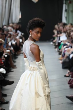 New York, Ny - Nisan 13: Amsale haraç bahar 2019 pist pist göstermek Gramercy Park Hotel adlı 13 Nisan 2018 New York'ta bir model yürür..