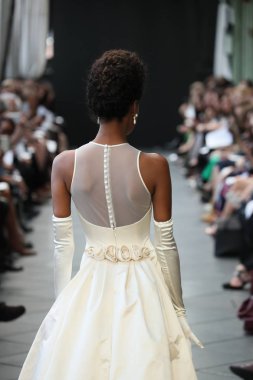 New York, Ny - Nisan 13: Amsale haraç bahar 2019 pist pist göstermek Gramercy Park Hotel adlı 13 Nisan 2018 New York'ta bir model yürür..