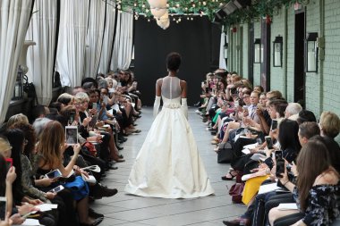 New York, Ny - Nisan 13: Amsale haraç bahar 2019 pist pist göstermek Gramercy Park Hotel adlı 13 Nisan 2018 New York'ta bir model yürür..