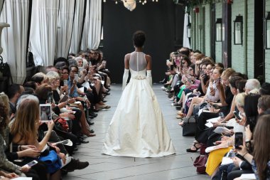 New York, Ny - Nisan 13: Amsale haraç bahar 2019 pist pist göstermek Gramercy Park Hotel adlı 13 Nisan 2018 New York'ta bir model yürür..