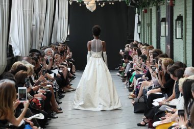 New York, Ny - Nisan 13: Amsale haraç bahar 2019 pist pist göstermek Gramercy Park Hotel adlı 13 Nisan 2018 New York'ta bir model yürür..