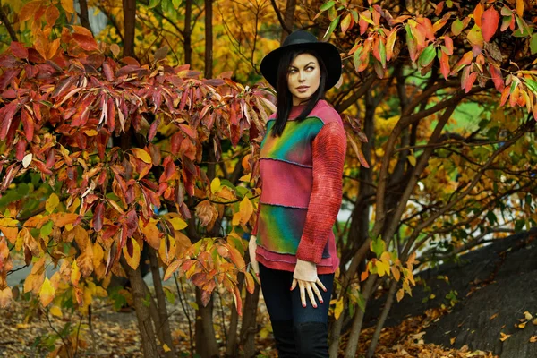 Beautiful Fashionable Woman Standing Park Autumn — Stock Photo, Image