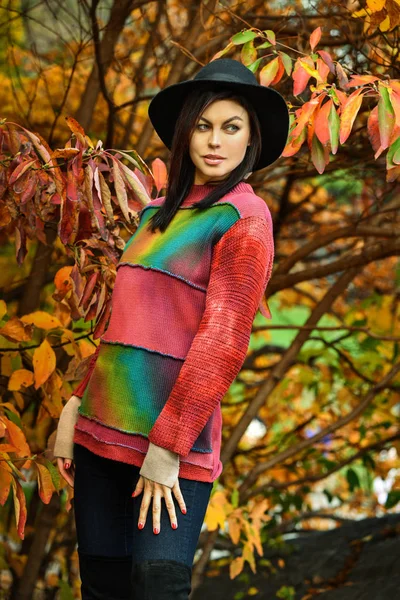 Beautiful Fashionable Woman Standing Park Autumn — Stock Photo, Image