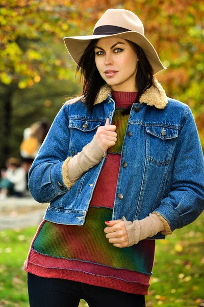 Jeune Femme Marchant Dans Parc Automne Beauté Scène Nature Avec — Photo