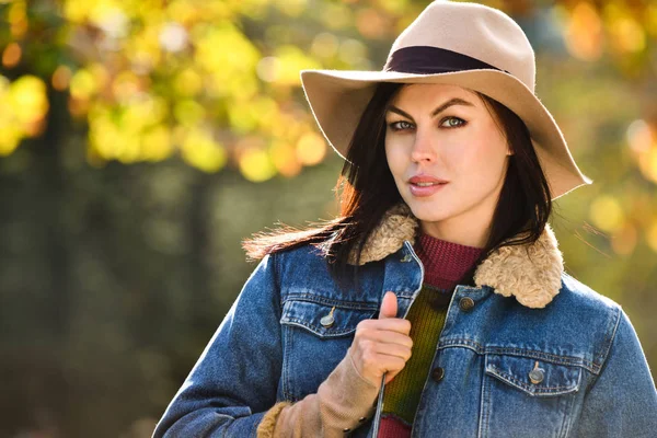 Ritratto All Aperto Giovane Donna Bruna Nel Parco Autunnale Nella — Foto Stock