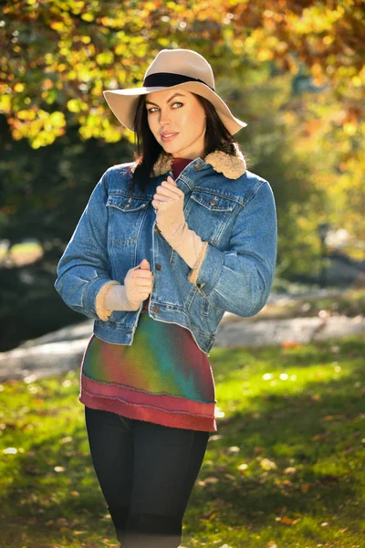 秋の公園でファッショナブルな若い女性 暖かい晴天 秋のコンセプト — ストック写真