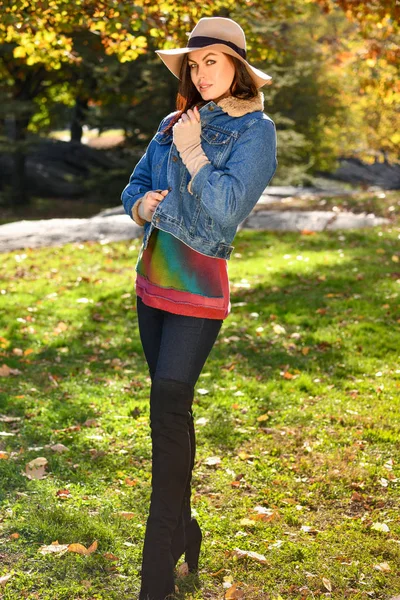 Mooie Elegante Brunette Vrouw Staan Een Park Herfst Zonnige Dag — Stockfoto