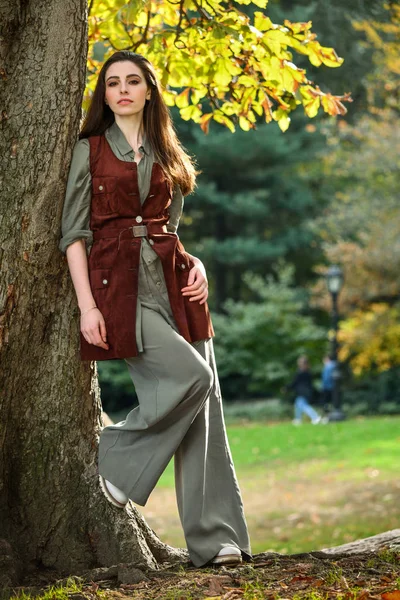 秋の公園を歩き 晴れた日に自然を楽しむ豪華な若い女性 — ストック写真