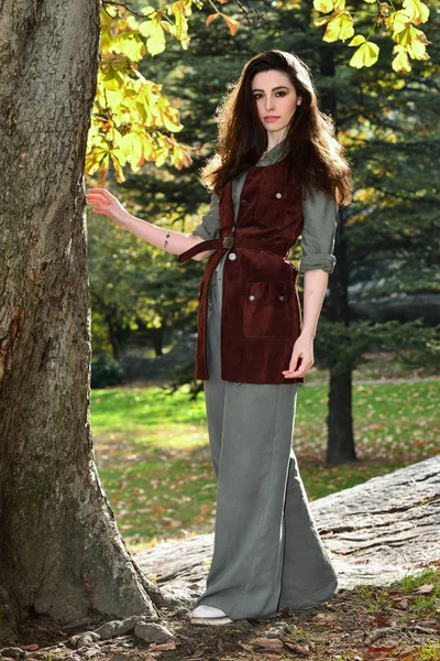Πανέμορφη Νεαρή Γυναίκα Στο Πάρκο Φθινόπωρο Πόδια Και Απολαμβάνοντας Φύση — Φωτογραφία Αρχείου
