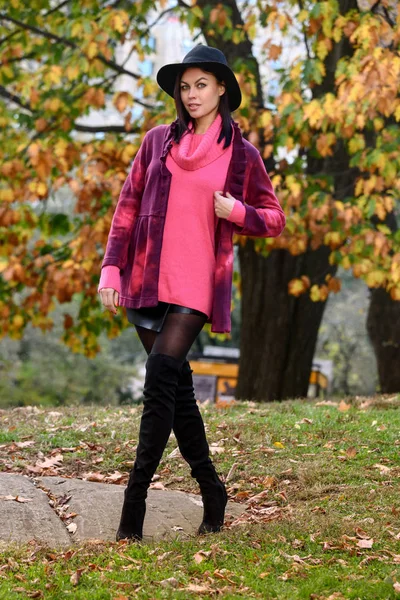 公園でデザインセーターと帽子を身に着けている若い美しい女性の屋外ファッション撮影 秋の風景 — ストック写真