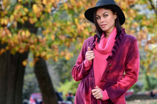 Beautiful Young Woman Stylish Bright Outfit Walking Autumn Park Fall — Stock Photo, Image