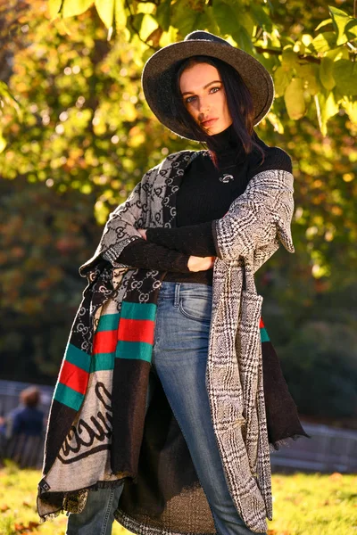 Foto Moda Aire Libre Joven Hermosa Dama Parque Otoño Día — Foto de Stock