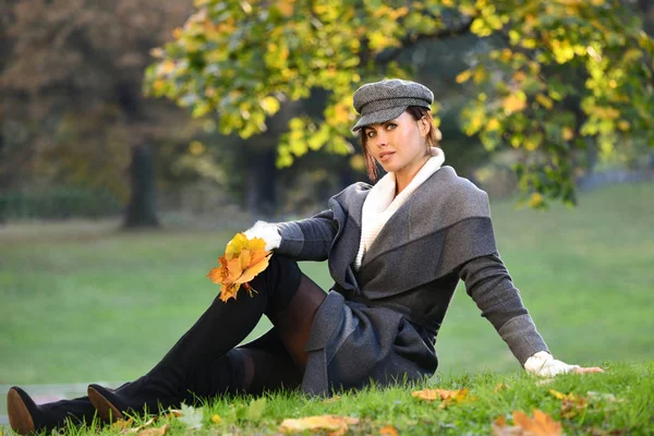 Young Pretty Woman Relaxing Autumn Park — Stock Photo, Image
