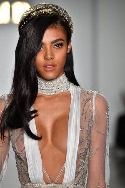 New York, Ny - 4 Ekim: Inbal Dror Fall 2020 Gelinlik Runway Show sırasında 4 Ekim 2019 'da New York' ta bir model podyumda yürür..