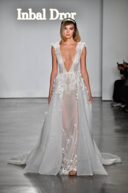 New York, Ny - 4 Ekim: Inbal Dror Fall 2020 Gelinlik Runway Show sırasında 4 Ekim 2019 'da New York' ta bir model podyumda yürür..