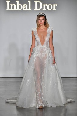 New York, Ny - 4 Ekim: Inbal Dror Fall 2020 Gelinlik Runway Show sırasında 4 Ekim 2019 'da New York' ta bir model podyumda yürür..