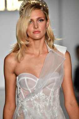 New York, Ny - 4 Ekim: Inbal Dror Fall 2020 Gelinlik Runway Show sırasında 4 Ekim 2019 'da New York' ta bir model podyumda yürür..