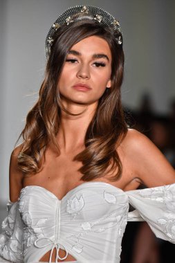 New York, Ny - 4 Ekim: Inbal Dror Fall 2020 Gelinlik Runway Show sırasında 4 Ekim 2019 'da New York' ta bir model podyumda yürür..