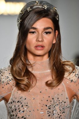New York, Ny - 4 Ekim: Inbal Dror Fall 2020 Gelinlik Runway Show sırasında 4 Ekim 2019 'da New York' ta bir model podyumda yürür..