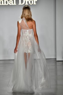 New York, Ny - 4 Ekim: Inbal Dror Fall 2020 Gelinlik Runway Show sırasında 4 Ekim 2019 'da New York' ta bir model podyumda yürür..