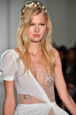 New York, Ny - 4 Ekim: Inbal Dror Fall 2020 Gelinlik Runway Show sırasında 4 Ekim 2019 'da New York' ta bir model podyumda yürür..