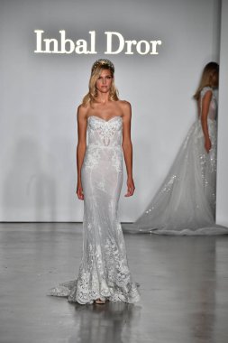 New York, Ny - 4 Ekim: Inbal Dror Fall 2020 Gelinlik Runway Show sırasında 4 Ekim 2019 'da New York' ta bir model podyumda yürür..