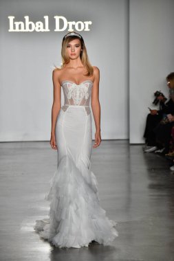 New York, Ny - 4 Ekim: Inbal Dror Fall 2020 Gelinlik Runway Show sırasında 4 Ekim 2019 'da New York' ta bir model podyumda yürür..
