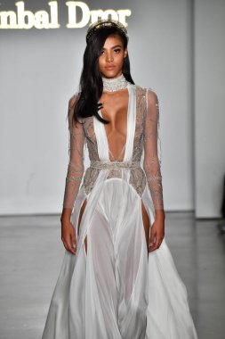 New York, Ny - 4 Ekim: Inbal Dror Fall 2020 Gelinlik Runway Show sırasında 4 Ekim 2019 'da New York' ta bir model podyumda yürür..