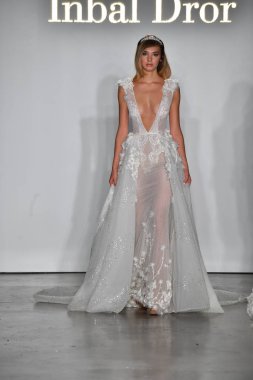 New York, Ny - 4 Ekim: Inbal Dror Fall 2020 Gelinlik Runway Show sırasında 4 Ekim 2019 'da New York' ta bir model podyumda yürür..