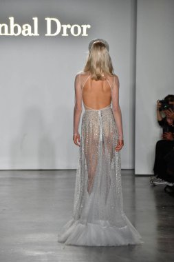 New York, Ny - 4 Ekim: Inbal Dror Fall 2020 Gelinlik Runway Show sırasında 4 Ekim 2019 'da New York' ta bir model podyumda yürür..