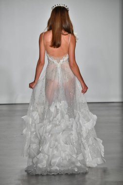 New York, Ny - 4 Ekim: Inbal Dror Fall 2020 Gelinlik Runway Show sırasında 4 Ekim 2019 'da New York' ta bir model podyumda yürür..