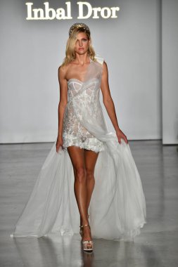 New York, Ny - 4 Ekim: Inbal Dror Fall 2020 Gelinlik Runway Show sırasında 4 Ekim 2019 'da New York' ta bir model podyumda yürür..
