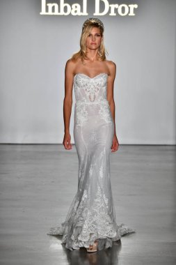 New York, Ny - 4 Ekim: Inbal Dror Fall 2020 Gelinlik Runway Show sırasında 4 Ekim 2019 'da New York' ta bir model podyumda yürür..
